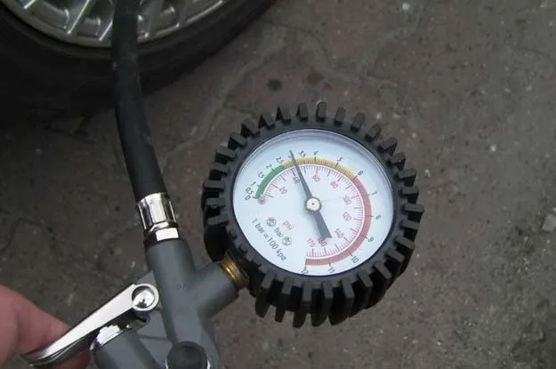 Jak napompować opony na stacji i uniknąć problemów z ciśnieniem