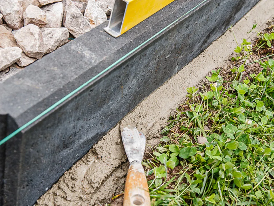 Jaką zaprawę wybrać pod obrzeża, aby zapewnić ich trwałość i stabilność?
