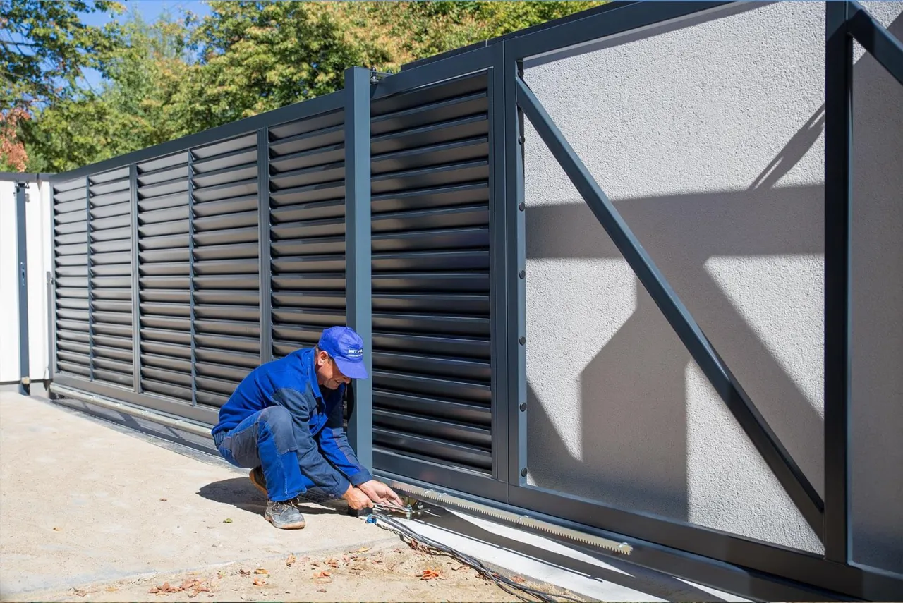 Ile kosztuje robocizna ogrodzenia panelowego? Sprawdź ceny i porady