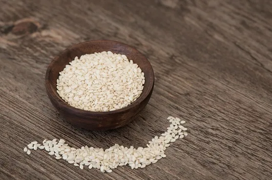 Czy sezam tuczy? Odkryj prawdę o kaloriach i zdrowotnych korzyściach