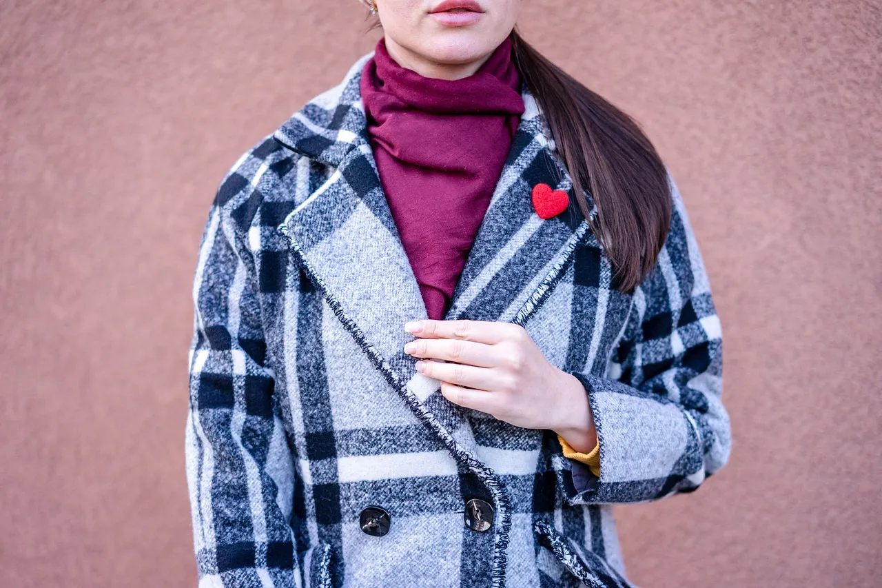 Sukienki wieczorowe i płaszcze: Jak stworzyć elegancki zestaw na chłodniejsze wieczory