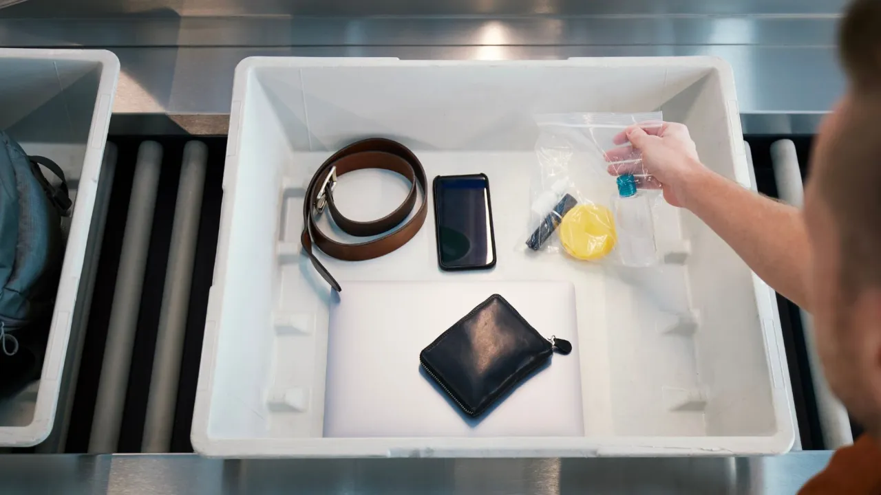 Co wykrywają papierki na lotnisku - specjalne testy, które chronią pasażerów