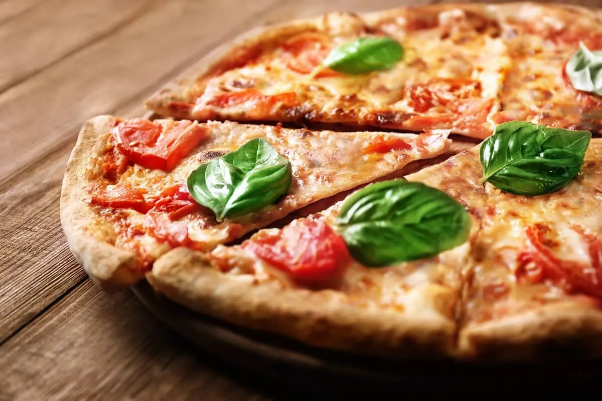 Ile kosztuje duża pizza w Pizza Hut? Ceny i smaki, które zaskoczą