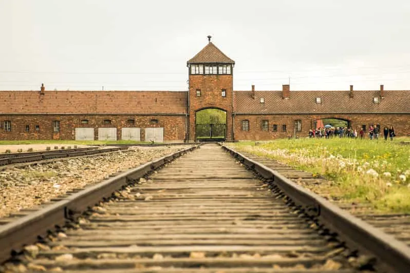 Jak dojechać z Krakowa do Auschwitz - najlepsze opcje transportu i porady
