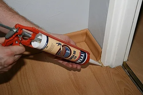 Jak skutecznie stosować kit do paneli i uniknąć problemów z podłogą