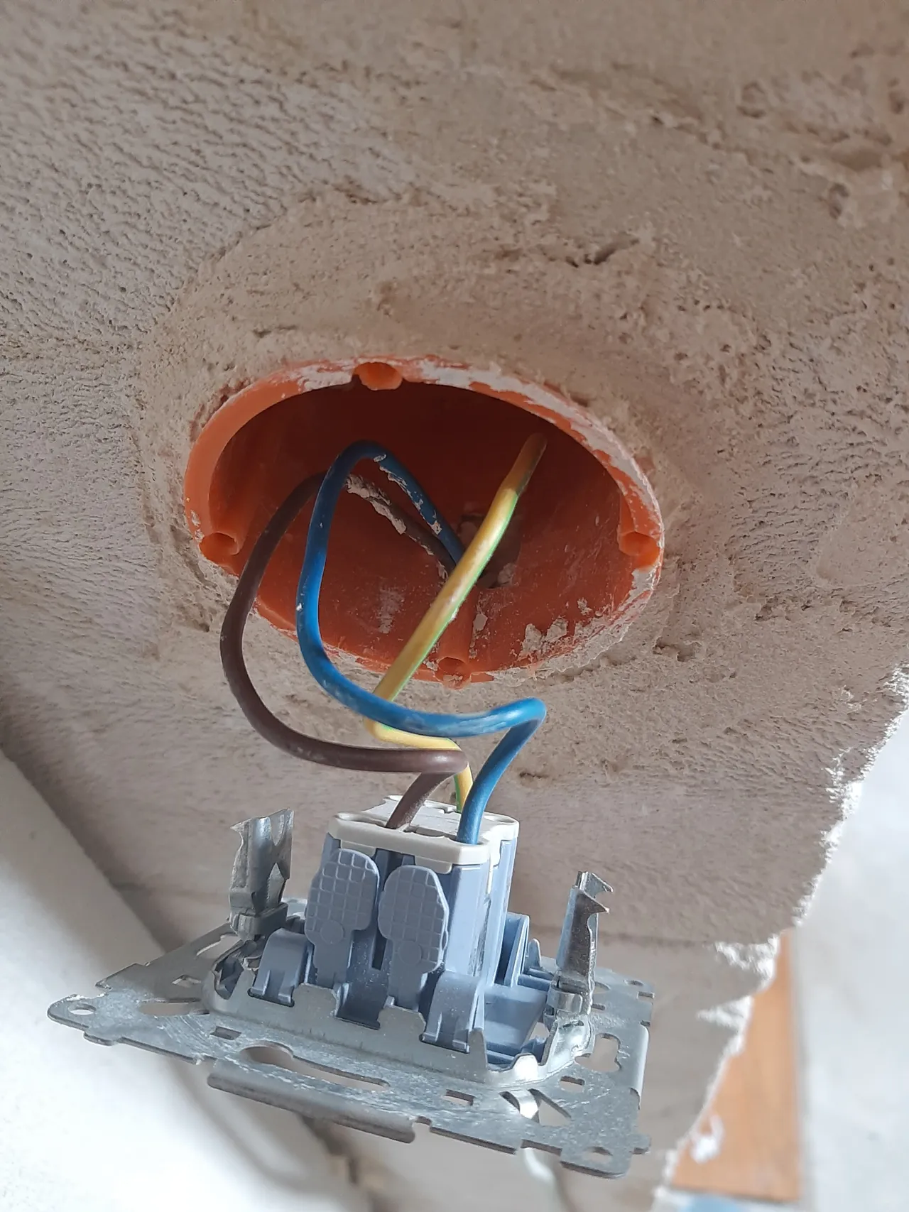 Jak poprowadzić kable do oświetlenia bez błędów i z zachowaniem bezpieczeństwa