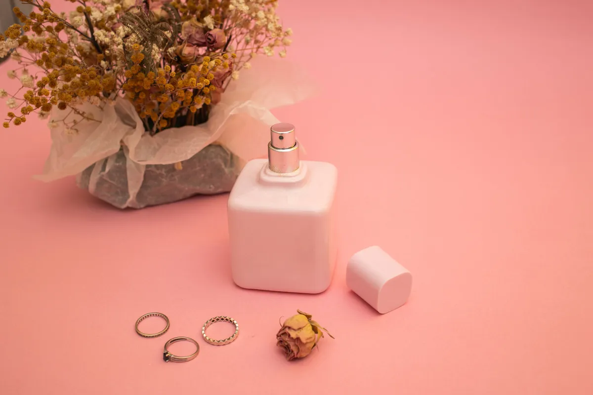 Perfumy niszowe co to - odkryj ich wyjątkowość i różnice z masowymi zapachami