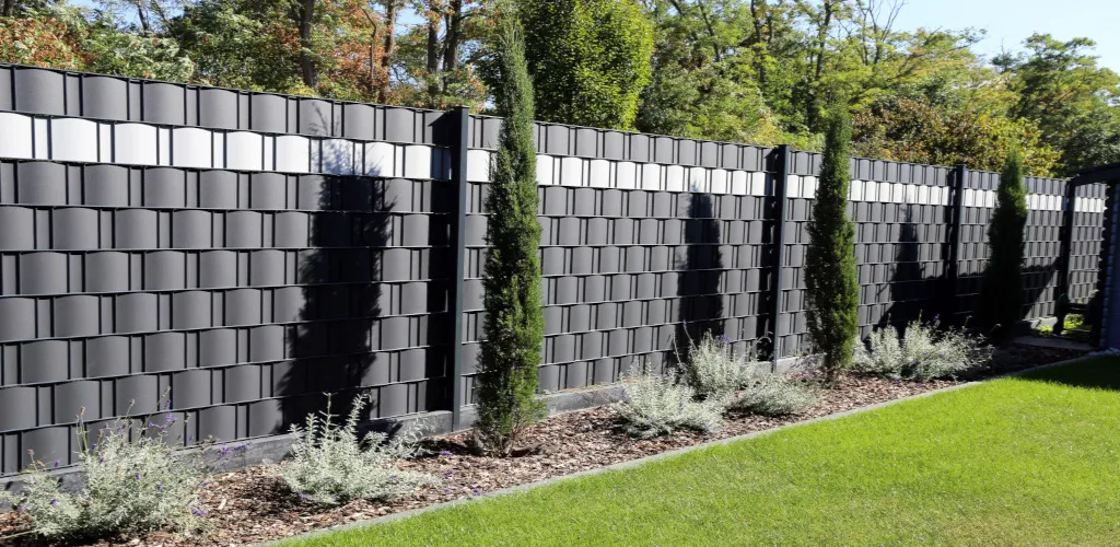 Jak zasłonić panele ogrodzeniowe i zyskać prywatność w ogrodzie