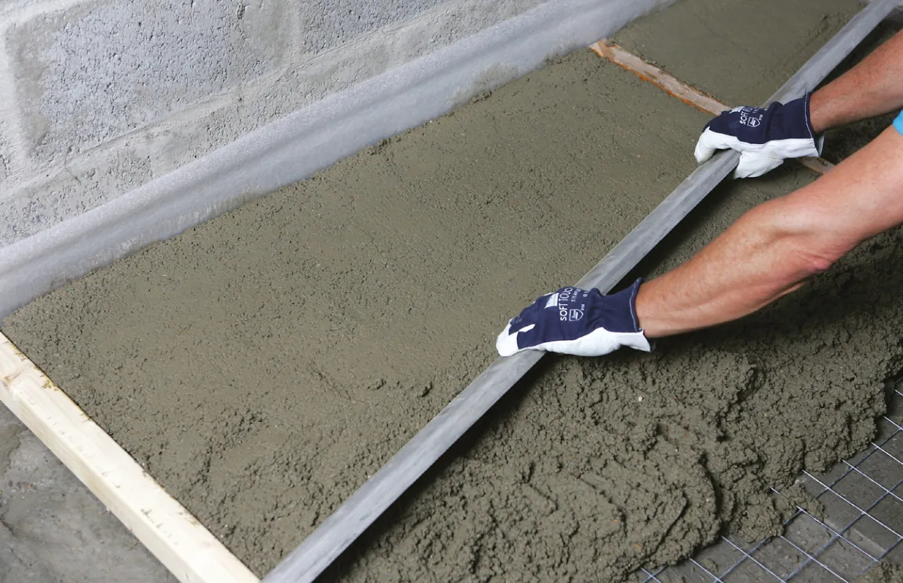 Jaki cement na wylewki: kluczowe informacje dla trwałych i solidnych podłóg