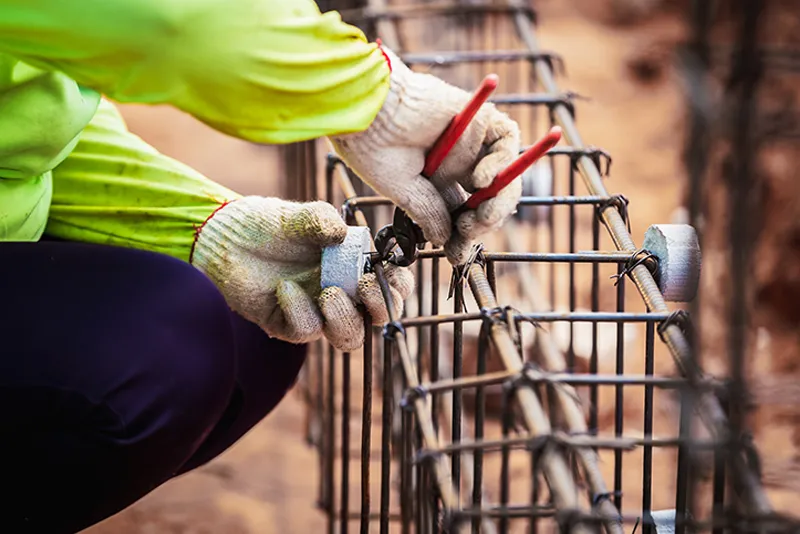 Jakie wymiary strzemion pod fundament zapewnią stabilność budowy?