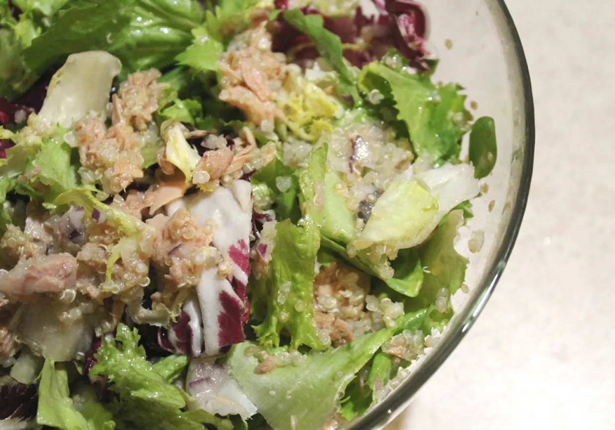 Szybka sałatka z komosą ryżową i tuńczykiem: przepis na zdrowy obiad