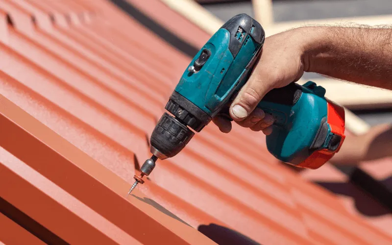 Jak położyć blachę trapezową na dachu - uniknij najczęstszych błędów Jak położyć blachę trapezową na dachu - uniknij najczęstszych błędów