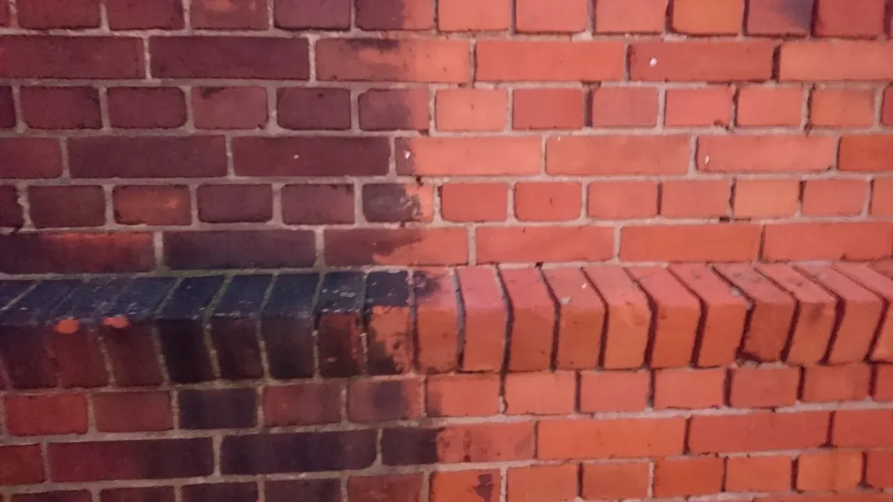 Jak wyczyścić cegły z zaprawy bez ryzyka ich uszkodzenia