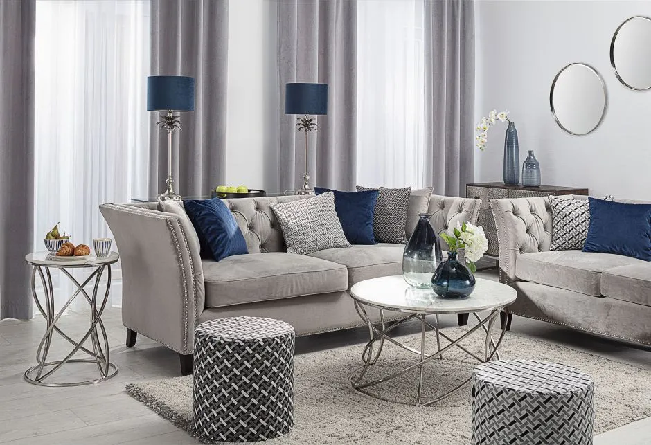 Jakie poduszki do szarej kanapy wybierać, aby ożywić wnętrze?