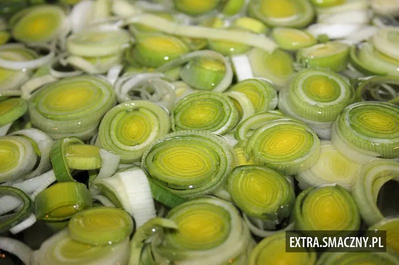 Jak sparzyć pora do sałatki, aby był łagodny i zdrowy dla trawienia