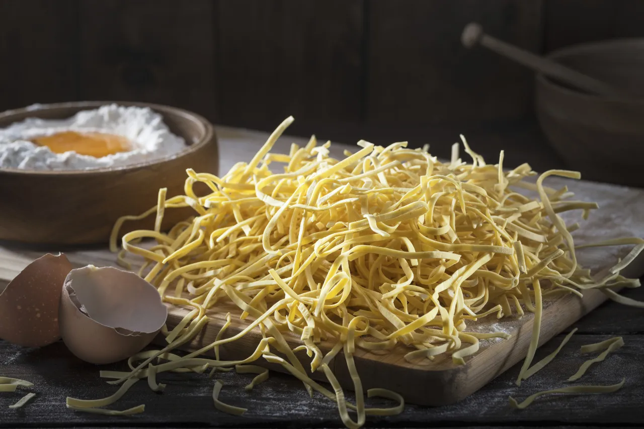 Jak zrobić idealny makaron bezglutenowy do rosołu – prosty przepis i porady Jak zrobić idealny makaron bezglutenowy do rosołu – prosty przepis i porady