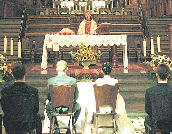 Ile dać księdzu za mszę w intencji? Sprawdź, by nie przepłacić