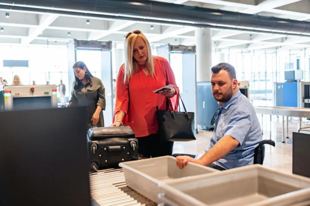 Co to jest fast track na lotnisku i jak zaoszczędzić czas?