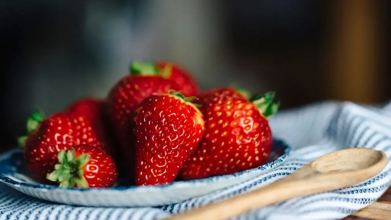 Co oznacza sen o truskawkach? Odkryj jego tajemnice i znaczenie