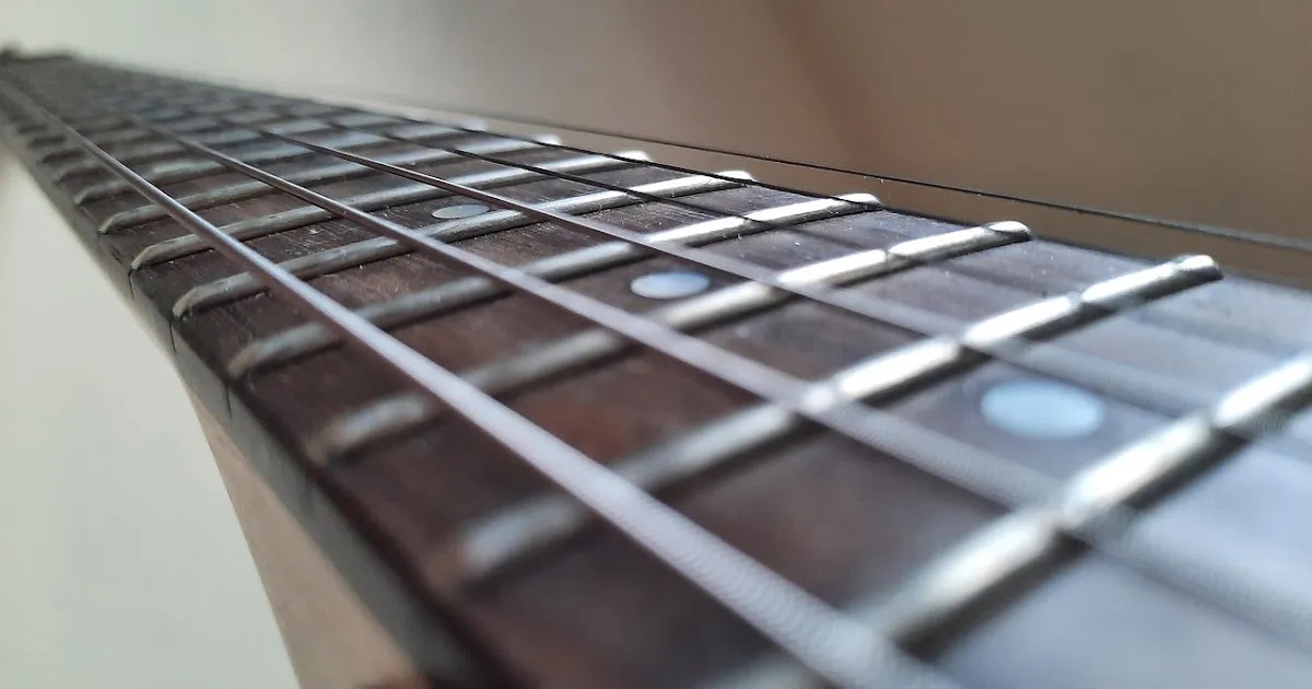 Jaka akcja strun w gitarze elektrycznej? Unikaj problemów z graniem