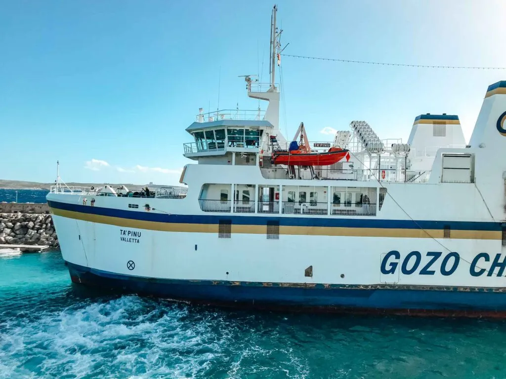 Jak bezpiecznie dostać się promem z Malty na Comino - kompletne informacje
