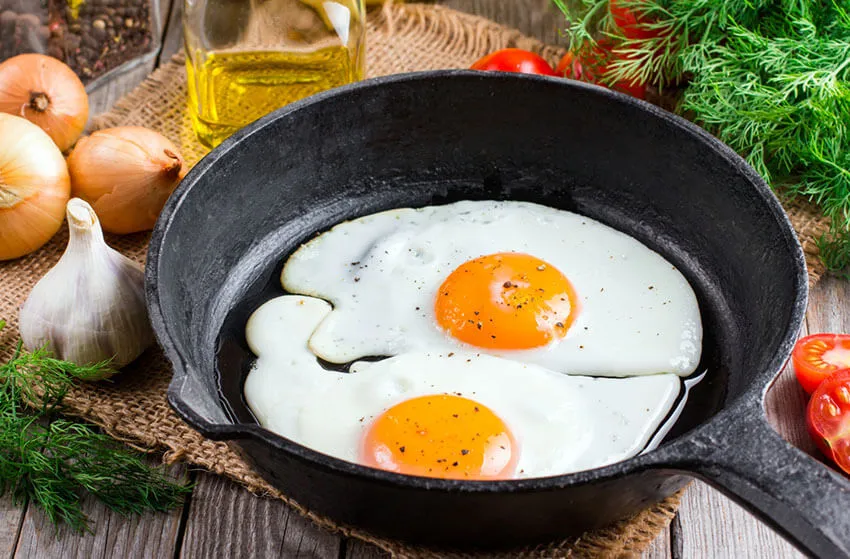 Ile kalorii ma jajko sadzone na oleju? Sprawdź, co wpływa na kaloryczność