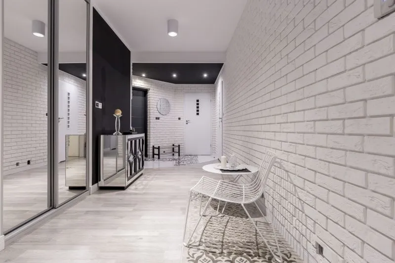 Panele czy płytki w przedpokoju? Porównanie zalet i wad