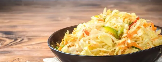Jak zrobić surówkę z kapusty kiszonej - prosty przepis na zdrową sałatkę