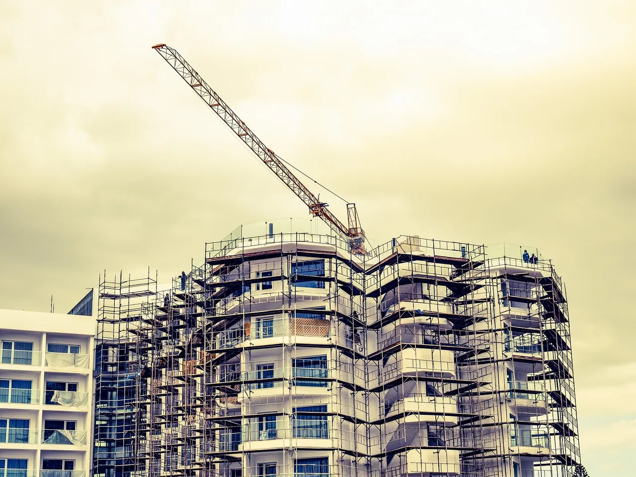 Jakie dokumenty i jaka wiedza są wymagane przed egzaminem na uprawnienia budowlane?