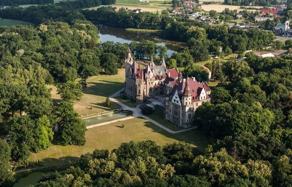 Kto jest właścicielem zamku w Mosznej? Historia i ciekawostki