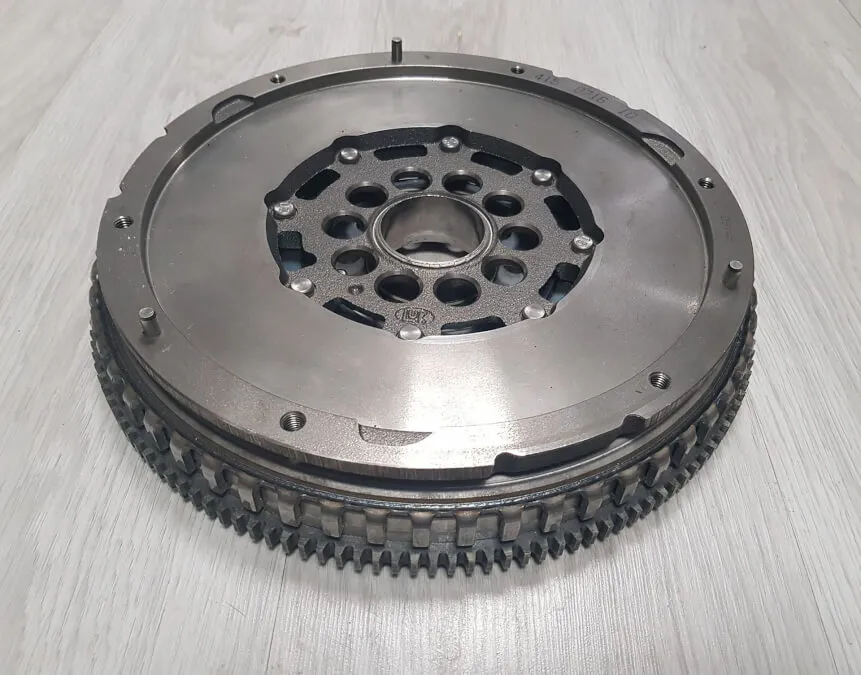 Jak prawidłowo dbać o sprzęgło dwumasowe i uniknąć kosztownych napraw