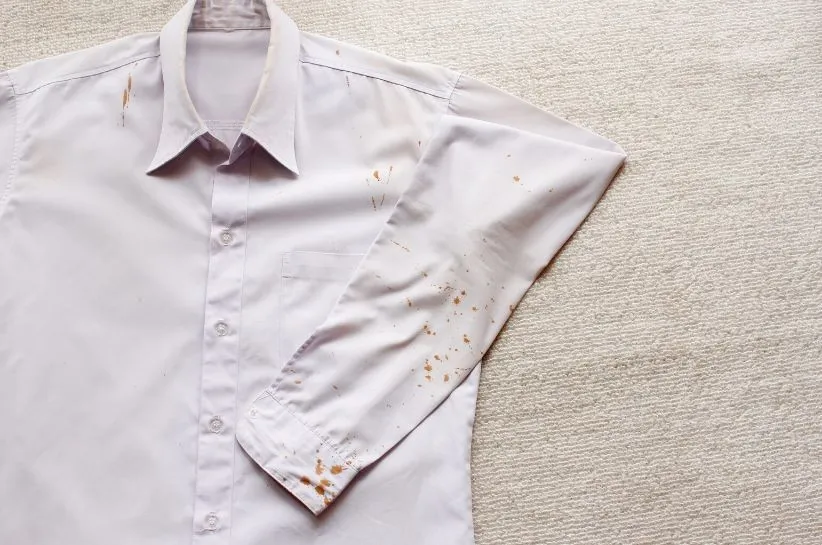 Jak usunąć rdzę z ubrania białego - sprawdzone metody i porady