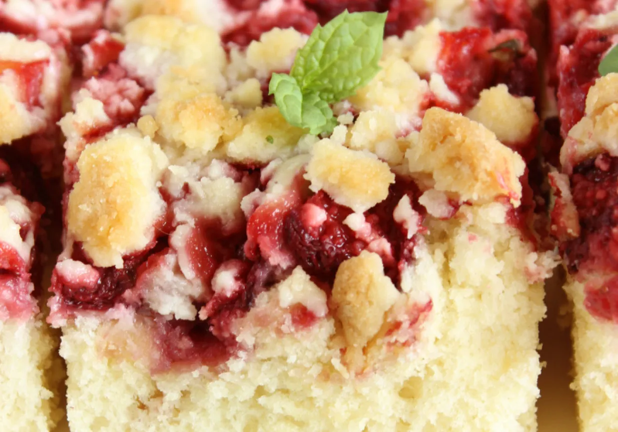 Przepis na proste ciasto drożdżowe z truskawkami, które zachwyci każdego