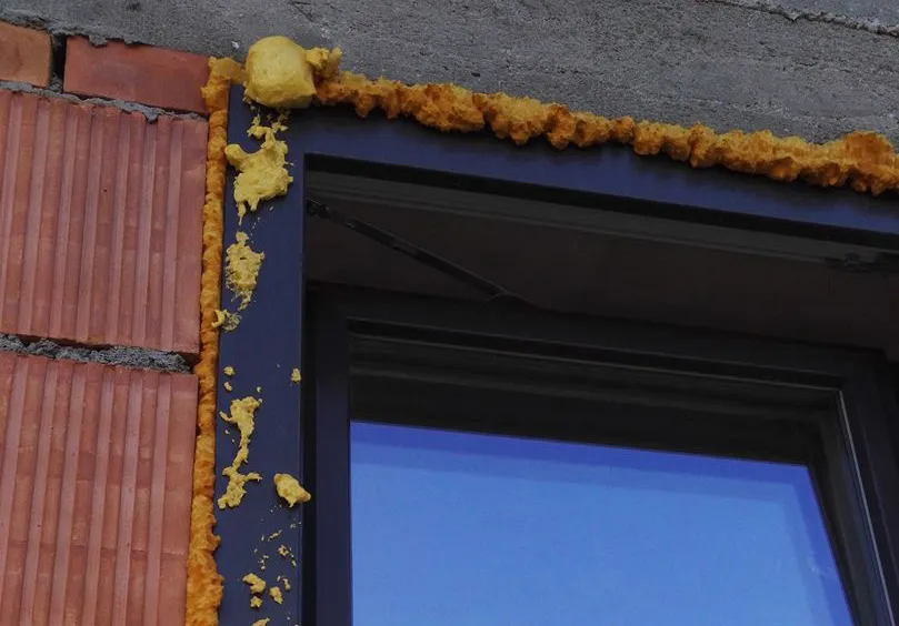 Jak usunąć piankę montażową z okien? Skuteczne metody i porady.