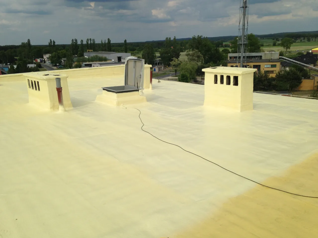 Jak skutecznie zabezpieczyć strop przed deszczem: 5 sprawdzonych metod