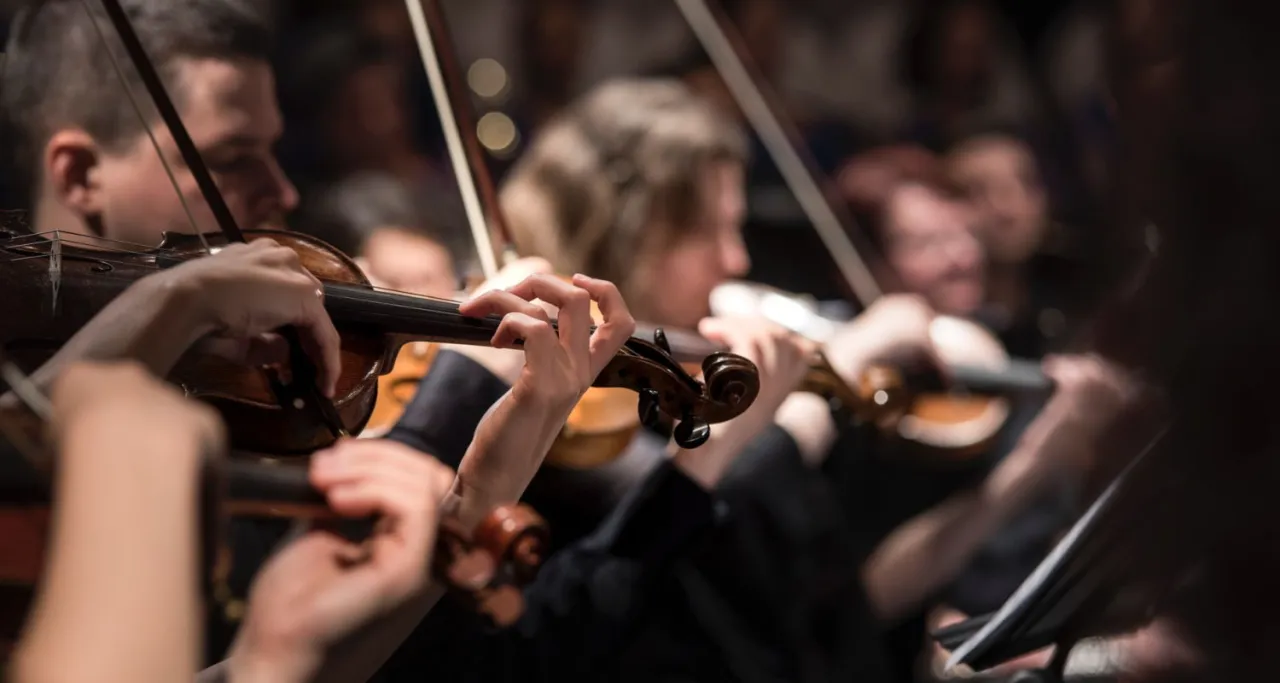 Muzyka klasyczna w nowoczesnej aranżacji: od tradycji do innowacji