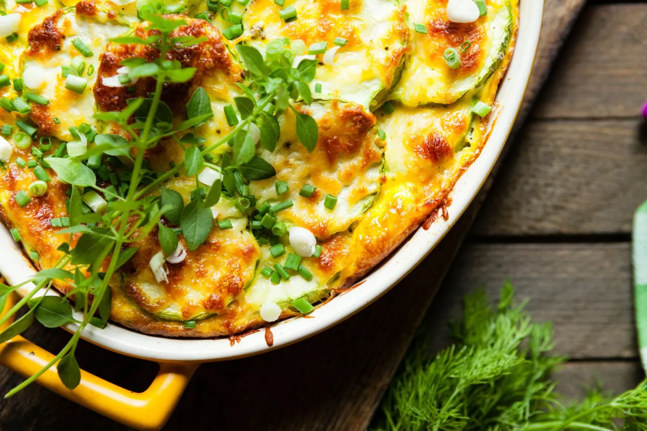 Pyszna zapiekanka z cukinią, ziemniakami i pomidorami - łatwy przepis