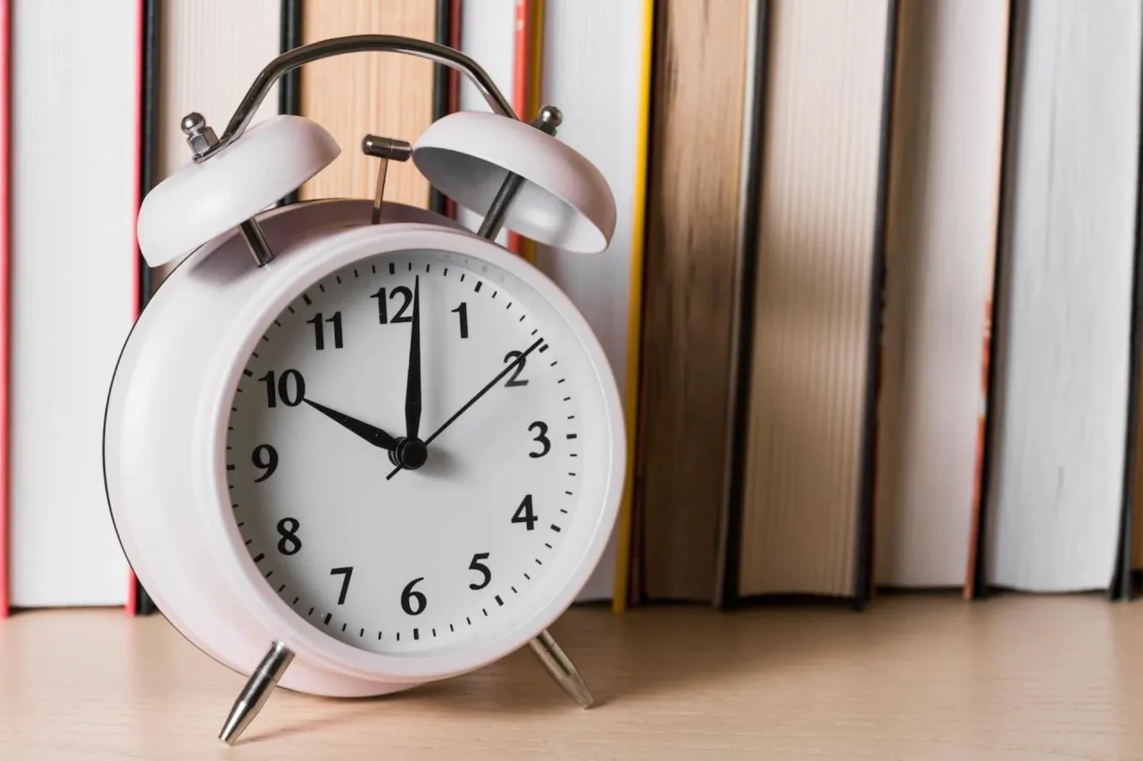 Jaki budzik do sypialni wybrać? 5 kluczowych cech i modeli