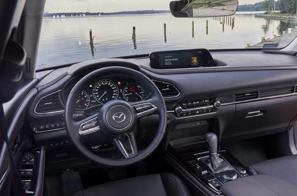 Wnętrze Mazda CX-30: Opinie i Recenzje Kierowców o Komforcie