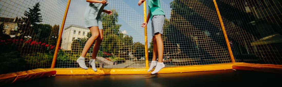 Trampolina ogrodowa jaką wybrać, aby uniknąć niebezpieczeństw i kosztów