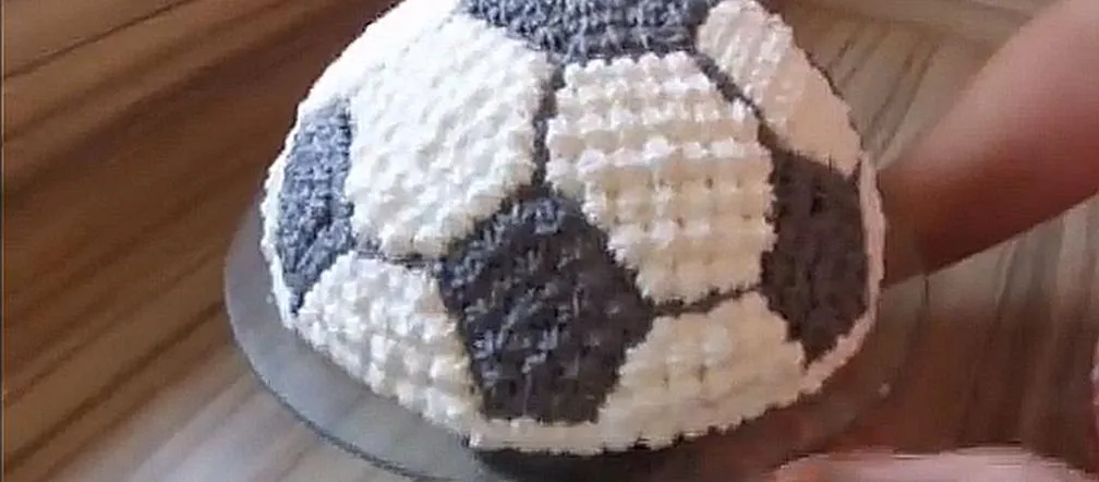 Jak zrobić tort piłka - prosty przepis na wyjątkowy deser na urodziny