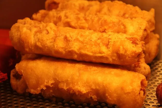 Parówki w cieście naleśnikowym: najlepszy przepis krok po kroku + porady