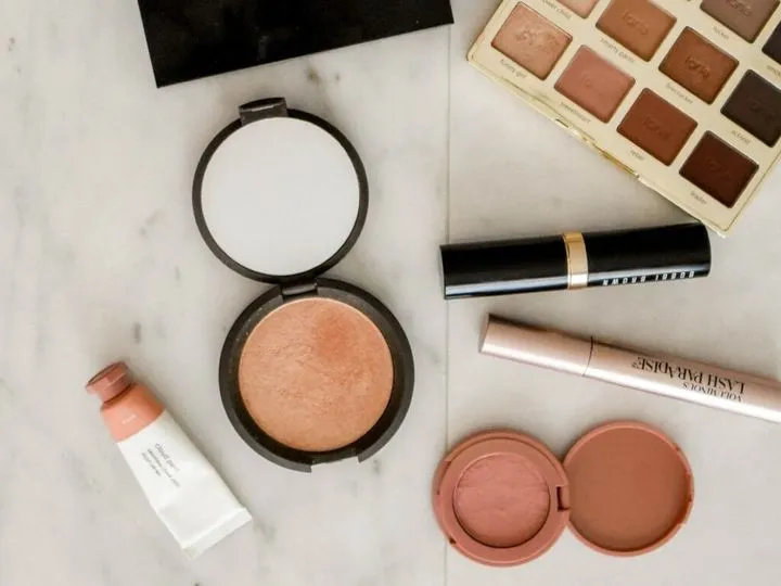 Jakie są kosmetyki do makijażu? Odkryj najważniejsze produkty i porady