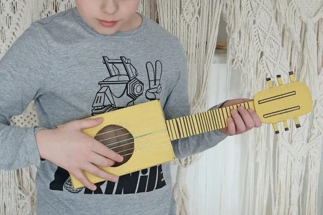 Jak zrobić ukulele z kartonu – prosta instrukcja na kreatywny projekt DIY