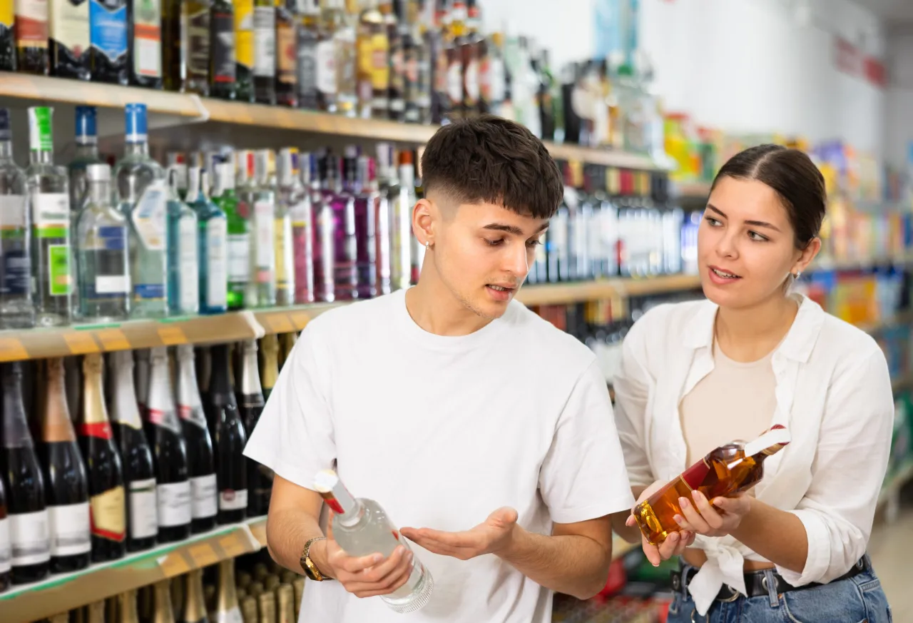 Sprzedaż alkoholu nieletnim: przestępstwo czy wykroczenie? Prawda ujawniona