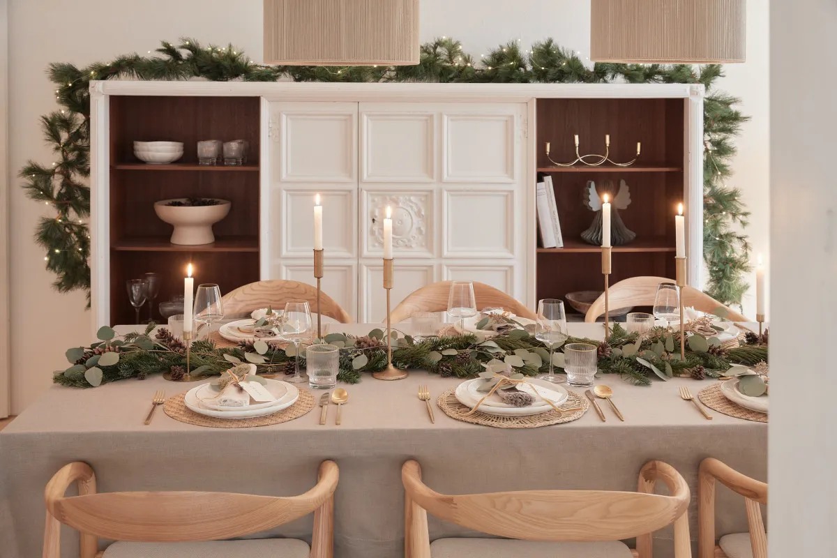 Magiczne dekoracje salonu na Boże Narodzenie bez stresu i wydatków
