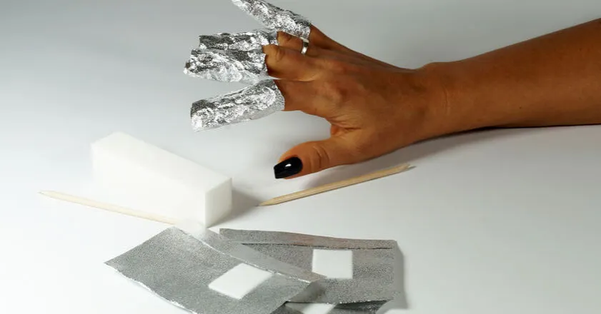 Czym zmywać hybrydy? Skuteczne metody na zdrowe paznokcie