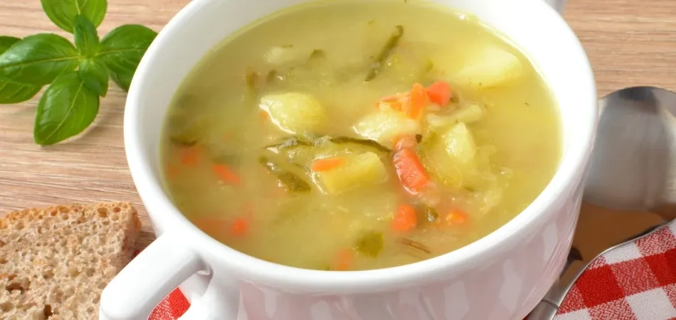 Jak zrobić zupę ogórkową z kiszonych ogórków - proste przepisy i porady