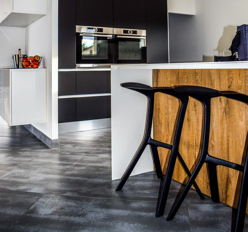 Jak urządzić wąską kuchnię w bloku, by maksymalnie wykorzystać przestrzeń