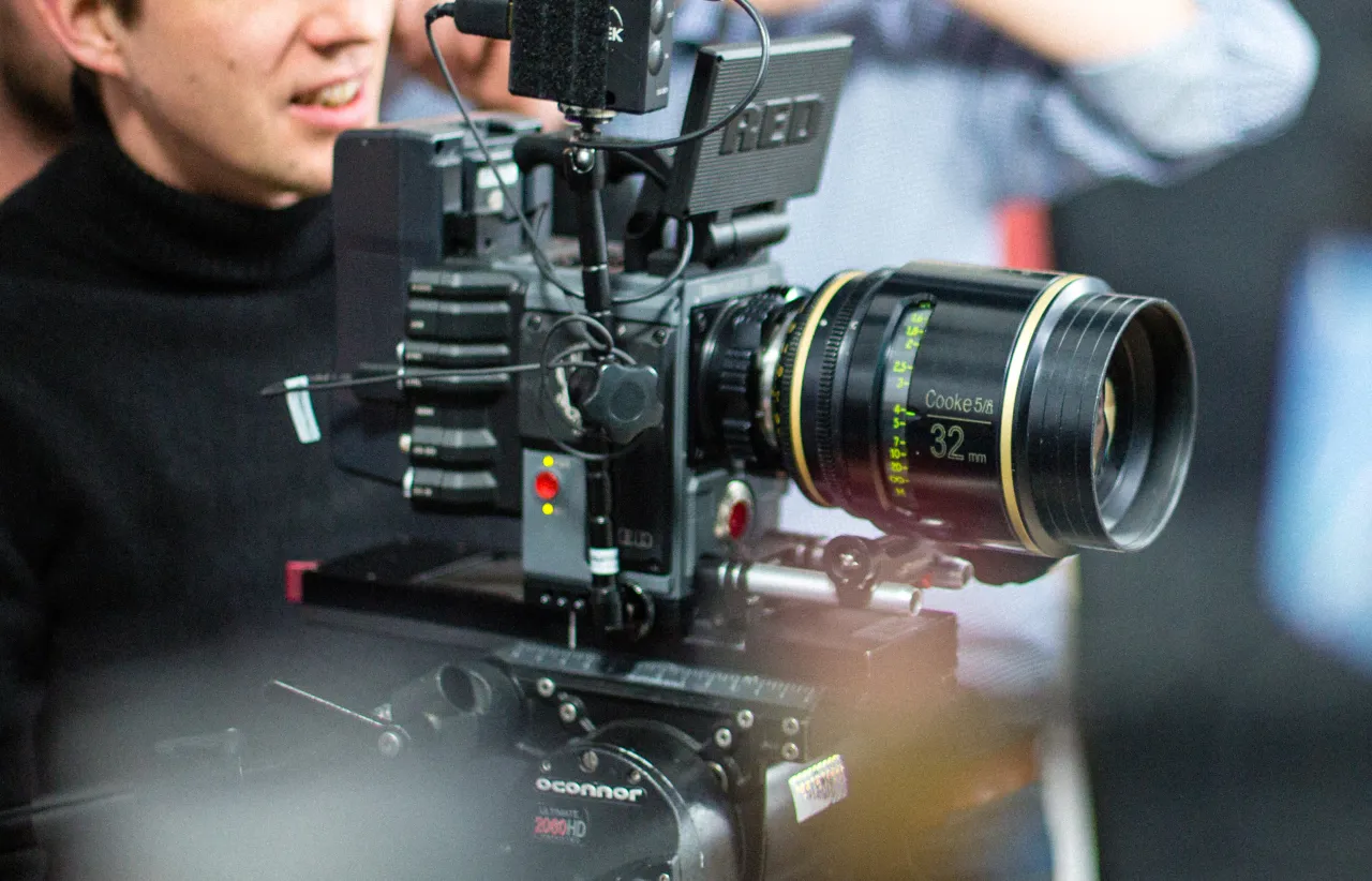 Produkcja filmów reklamowych: proces, etapy i znaczenie